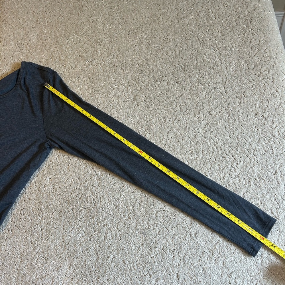 Fabletics Women’s Gray‎ Long Sleeves Lightweight Top Size Medium - Picture 7 of 7